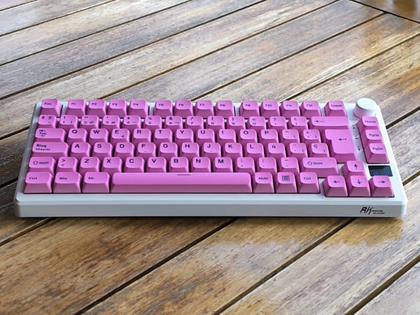 rosa-frontal Keycaps ISO Español - Rosa PBT XDA
