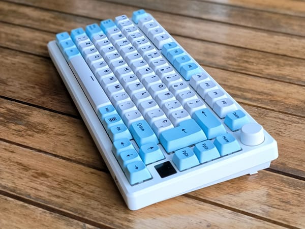 blanco_azul-diagonal Keycaps ISO Español - Blanco + Azul Cielo PBT XDA
