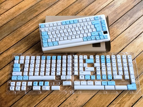 blanco_azul-pack Keycaps ISO Español - Blanco + Azul Cielo PBT XDA